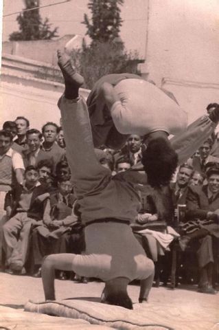 en educación física y tumbling. Por cierto que, cuando el maestro Tornell estuvo en el ColegioMilitar, en un accidente perdió una de sus piernas y no obstante esa mutilación, el maestroparticipó en los juego