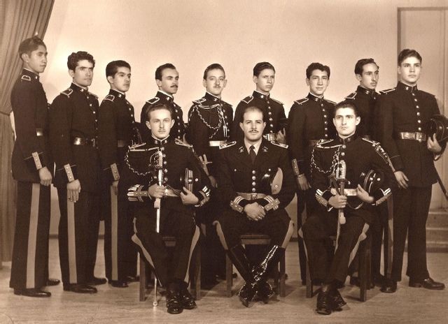 Personal de la Sección Deportiva con el Comandante General Dr. Armando L. Bejarano, sentado al centro y a sus lados, el Jefe dela Sección Luis Schwartz y el Subjefe Federico Rodríguez Moncada. De pie, entre el Personal de la Sección, se encuentra en elqui