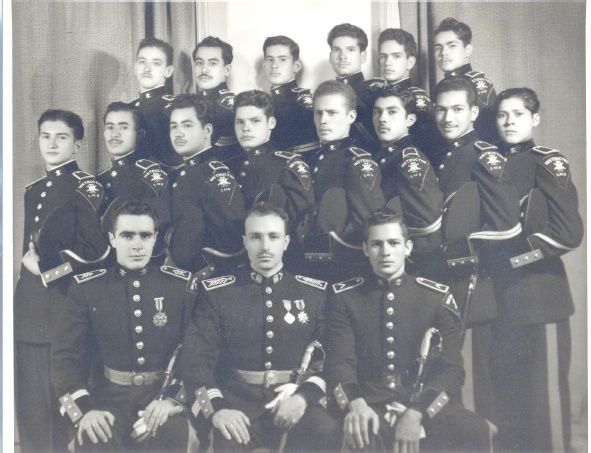 Cuerpo de Instructores de la Escuela de Reclutas: Sentados, de izq. a der., 1
er
. Oficial Agustín Arriaga Rivera,Director de la Esc. de Reclutas. 1
er
. Comte. M. C. Jorge Jiménez Cantú, Jefe del Pentathlón. Suboficial de Inf. Inst.Jorge Gilling Cabrera.