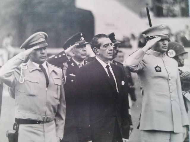 El Sr. Presidente de la República Lic. ADOLFO LÓPEZ MATEOS, es recibido por el Comandante Generaldel Pentathlón Ing. JORGE GILLING CABRERA, en el Campo Marte