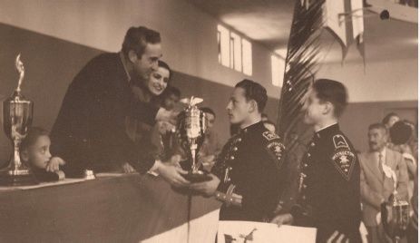 El P.D.M.U. recibe el trofeo por el primer lugar en el Desfile Deportivo del 20 de Noviembre